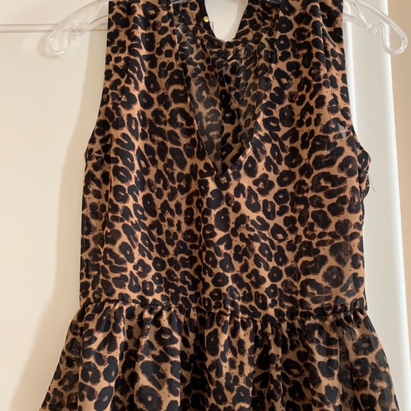 Button up sleeveless leopard top - Picture 3 of 4